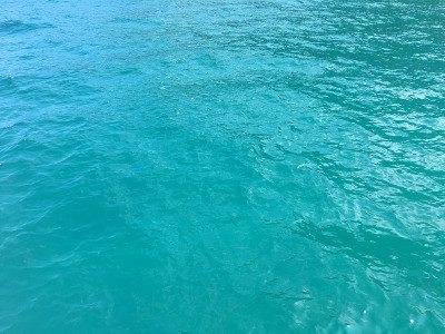 夏威夷考艾岛纳帕利海岸附近的太平洋海水。