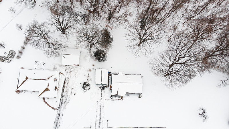 冬季风暴贝利倾倒的雪的鸟瞰图