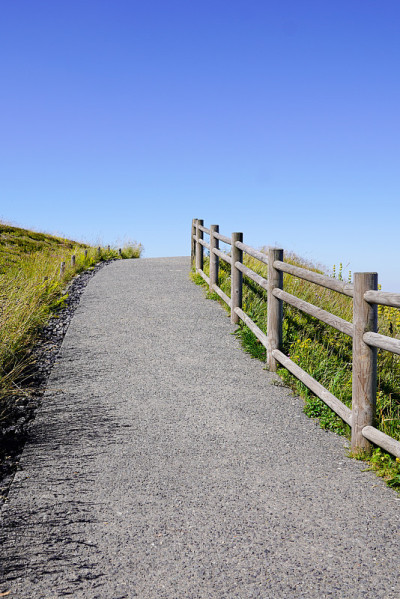 人行小路延伸到山的地平线上