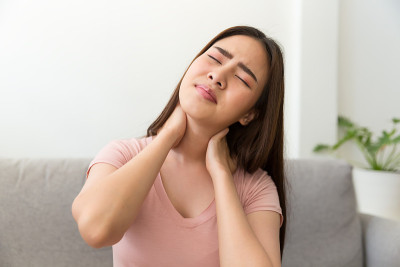年轻女性有颈部疼痛