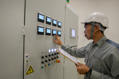 电气维修技术员负责检查和监控工厂内高压断路器、开关柜、配电变电所的状态