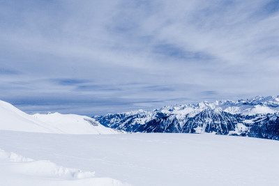 阿尔卑斯山脉景观。雪山全景