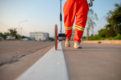 用测量轮测量道路距离