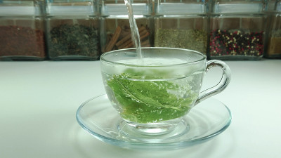 玻璃杯里的热茶