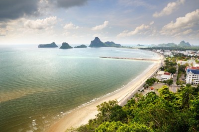 鸟瞰图的prayuap镇海滨，Kao Lom Muak山和prayuap湾在prayuap Khir