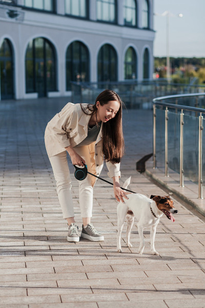 一个女人在城市里遛狗
