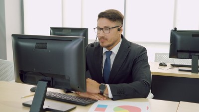 商务人员戴着耳机在办公室工作
