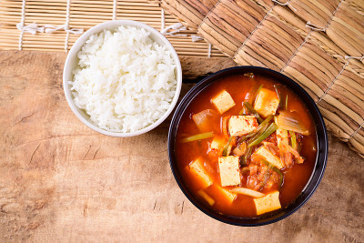 韩国食物，韩国泡菜豆腐汤和米饭