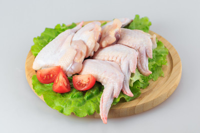 白底上的生鸡翅