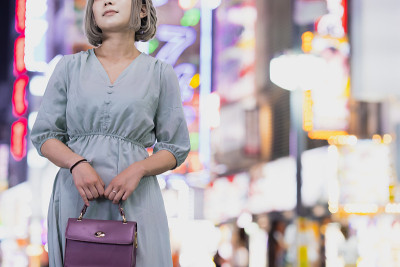 一名年轻女子晚上在东京摆造型