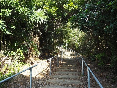 通往日本冲绳岛小浜岛宇崎天文台的楼梯