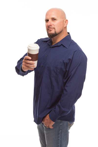 拿着咖啡杯的男人看起来很严肃。