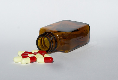棕色小瓶，装8粒药丸