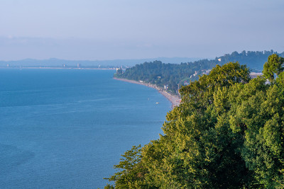 美丽的夏季风景从植物园的黑海湾，阿扎拉