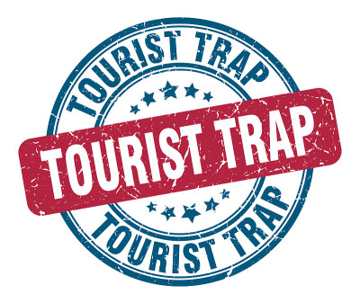 旅游陷阱邮票。游客在垃圾指示牌附近徘徊。旅游陷阱