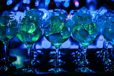 鸡尾酒杯放在吧台上，发出蓝光。