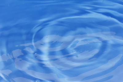 水滴落入水中。漂亮的背景