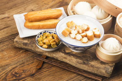 中式早餐粥套，油条，白粥，