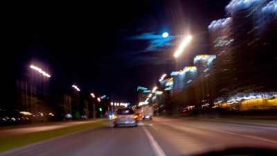 快速的汽车旅行时间在高速公路上从汽车看到的夜晚