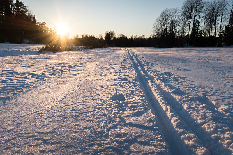 在夕阳下游览滑雪道