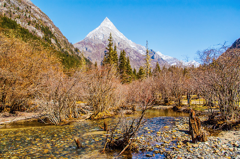 昌平山谷景色秀丽，有四姑娘山