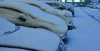 日本雪停车场和汽车