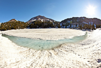 拉森山的火山口湖和积雪