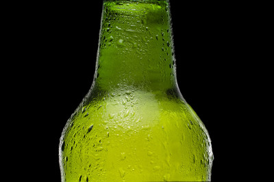绿色啤酒瓶滴