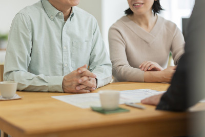 商人向一对中年夫妇解释