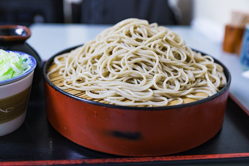 日本传统面条(名为荞麦面)在日本东京的盘子