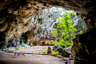 泰国帕拉雅·那空洞，Khua Kharuehat亭庙，位于泰国巴育普·基里汗Khao Sam Roi