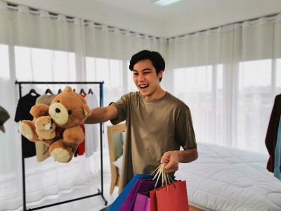 亚洲人开始一个商业业主影响使用Vlog博客在线营销
