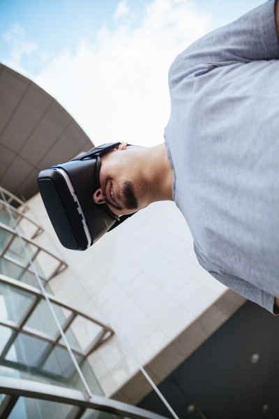 年轻人使用VR