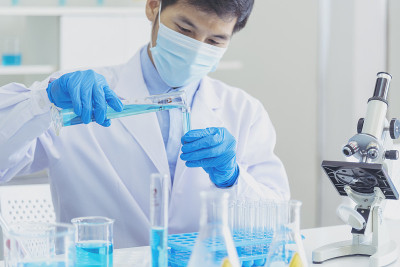 科学家covid-19病毒化学研究实验生物技术抗体样本实验室培养抗病毒疫苗。科学家看显微镜，科学试管