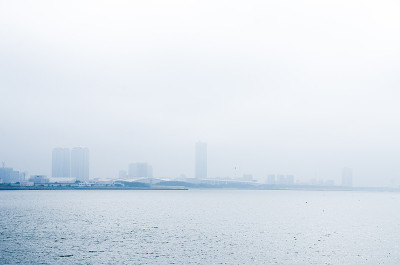 日本船桥东京湾赤滨市，复哈里海岸被海雾覆盖