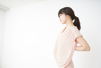 这位年轻女子正遭受背痛之苦
