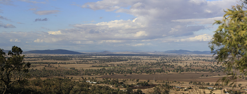 在Gunnedah，新南威尔士州，澳大利亚农村的干旱，干旱的农田全景