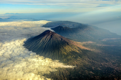 从飞机窗口看到的阿贡火山