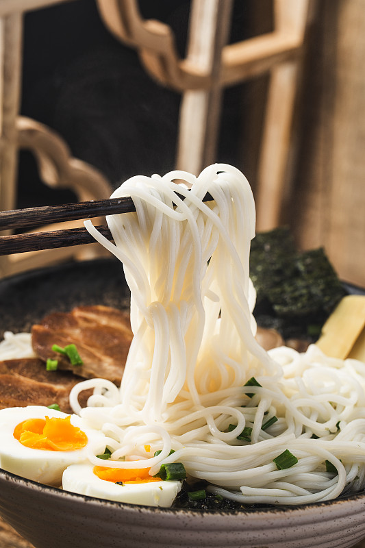 味增拉面亚洲的鸡蛋面条，日本料理。