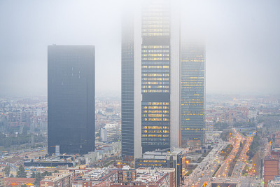 在一个多云的冬天，马德里市的Castellana的景色，金融区和摩天大楼的景色