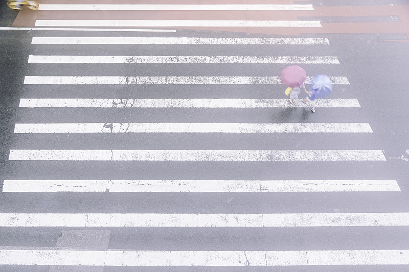 雨中斑马线