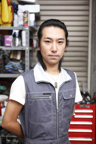 一个在自行车店工作的日本人的肖像