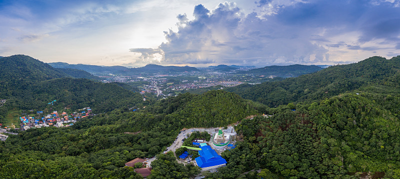 巴东海滩山顶的新宝塔