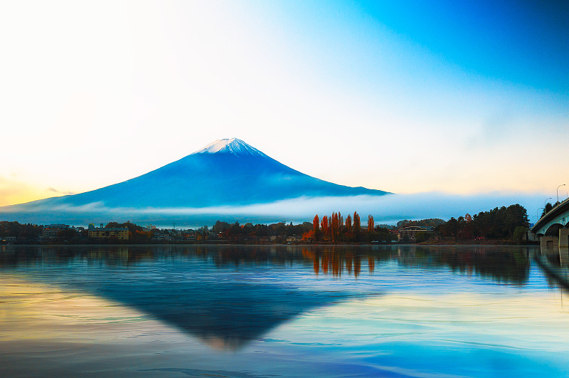 清晨的富士山与川口湖倒影