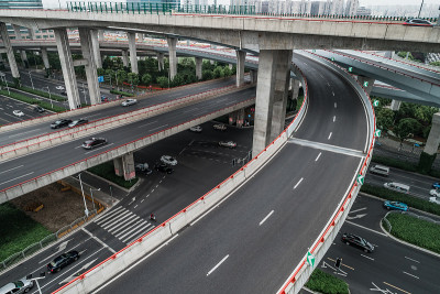 多云天气城市公路和立交桥鸟瞰图