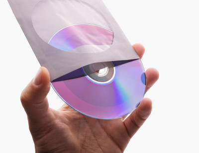 手持白色空白CD DVD光盘