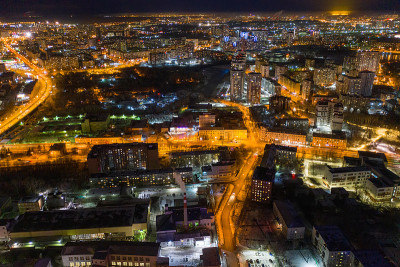 现代城市夜景鸟瞰图。夜晚街道上明亮的灯光。叶卡捷琳堡。俄罗斯