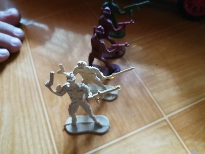 俯视图的玩具士兵在地板上。