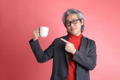 男人在粉红色的