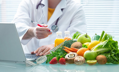 营养学家正在就水果和蔬菜的健康饮食进行咨询